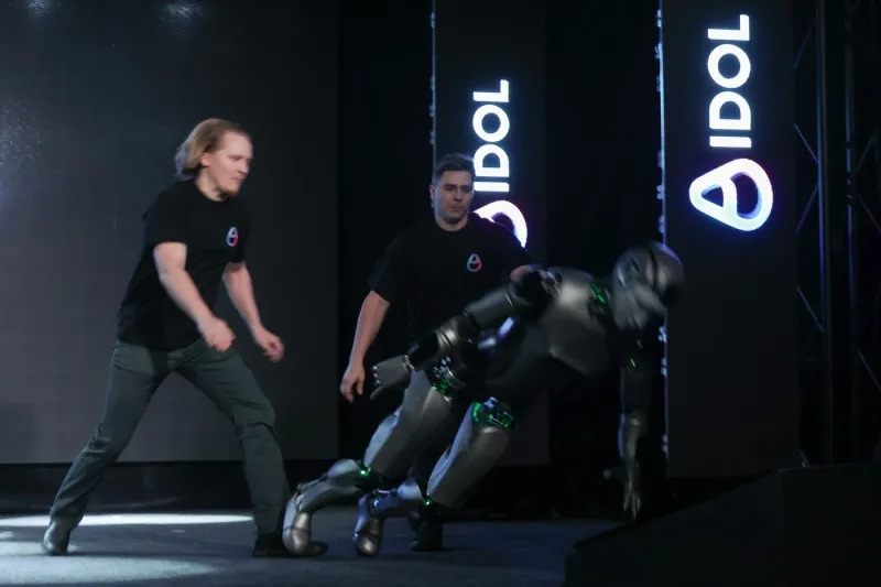 Robot hình người tích hợp AI đầu tiên của Nga ngã sấp mặt chỉ vài giây sau khi bắt đầu buổi thuyết trình chính thức- Ảnh 1.