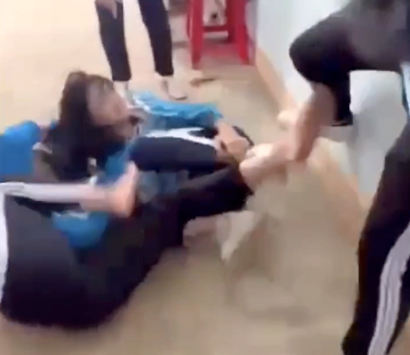 Nữ sinh lớp 7 bị bạn đánh ngay trong trường học- Ảnh 1.