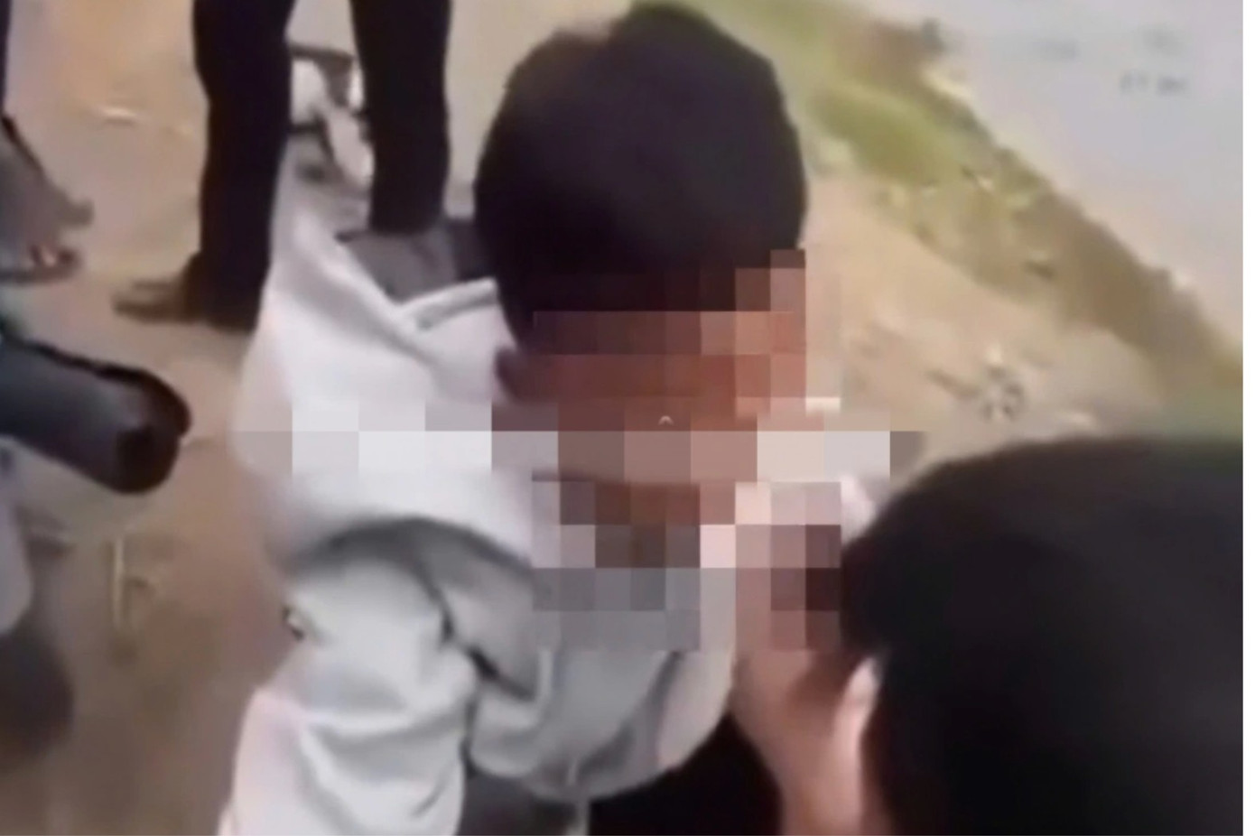 Công an xác minh vụ nam sinh bị bạn đánh, nhét băng vệ sinh vào miệng- Ảnh 1.