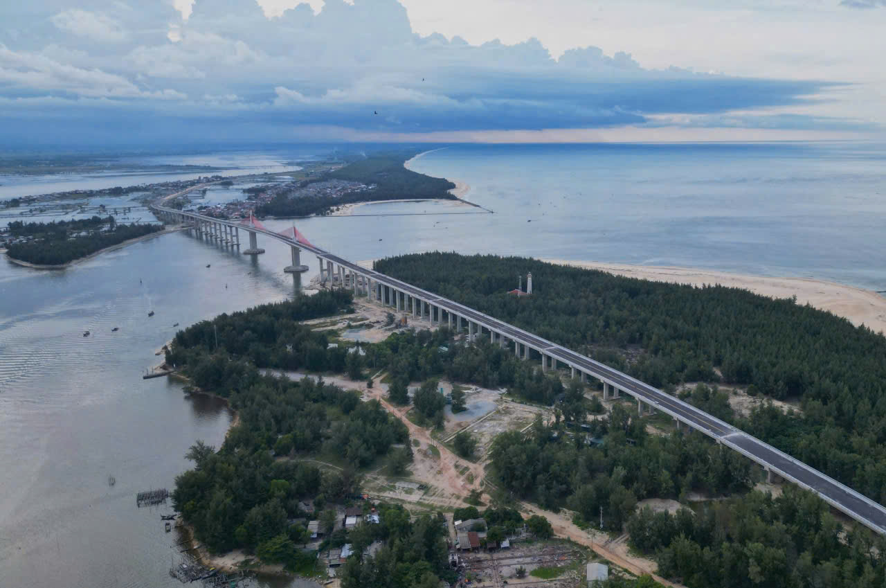 Chính thức: Hoàn thành công trình cấp đặc biệt - cầu vượt cửa biển nghìn tỷ dài nhất miền Trung- Ảnh 2.