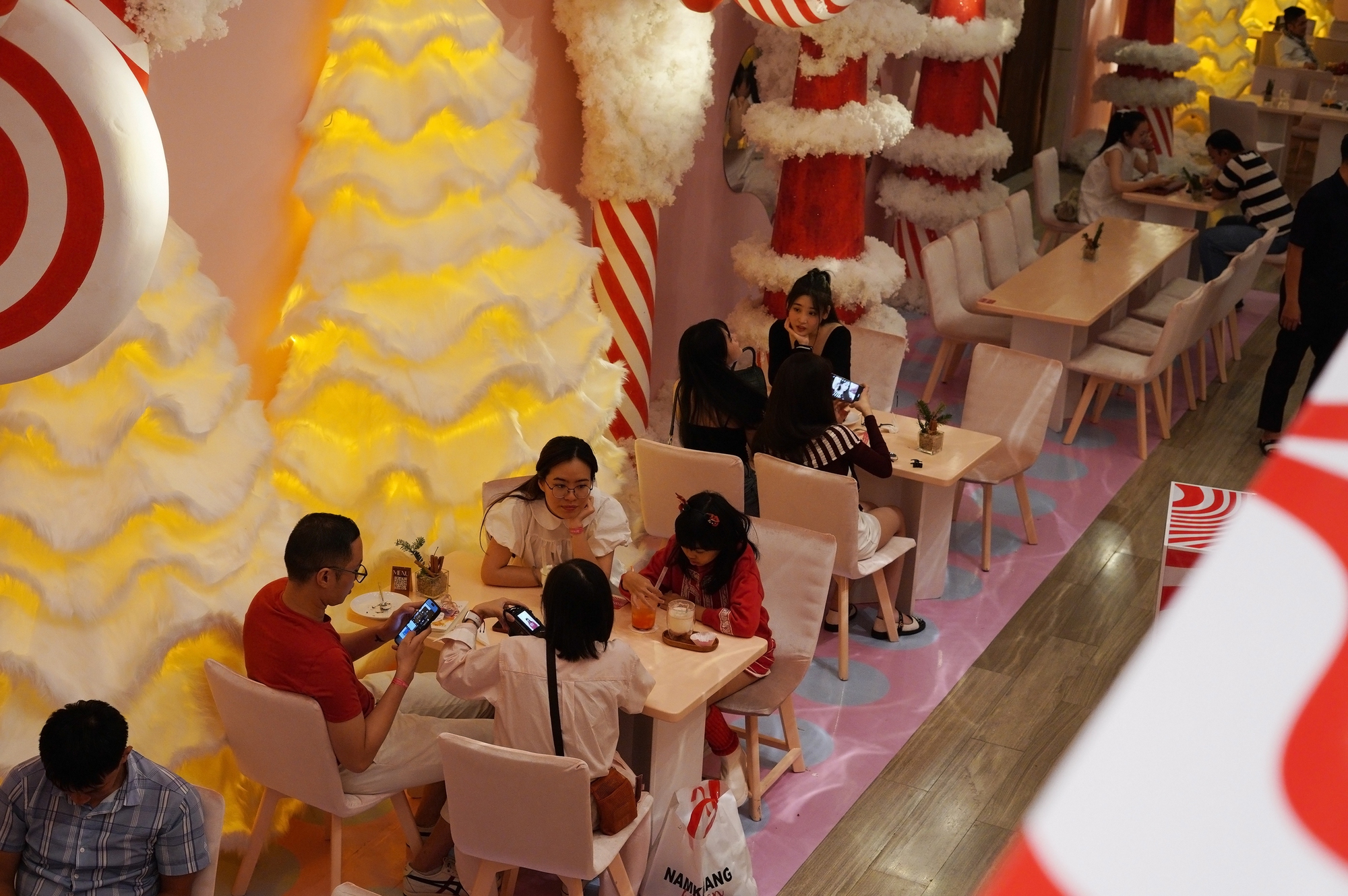 Cận cảnh quán cà phê Giáng sinh 200k/giờ ở TP.HCM, đáng thì thấy đáng nhưng trải nghiệm thì thật sự chưa xứng!- Ảnh 2. Cận cảnh quán cà phê Giáng sinh 200k/giờ ở TP.HCM, đáng thì thấy đáng nhưng trải nghiệm thì thật sự chưa xứng!- Ảnh 2.