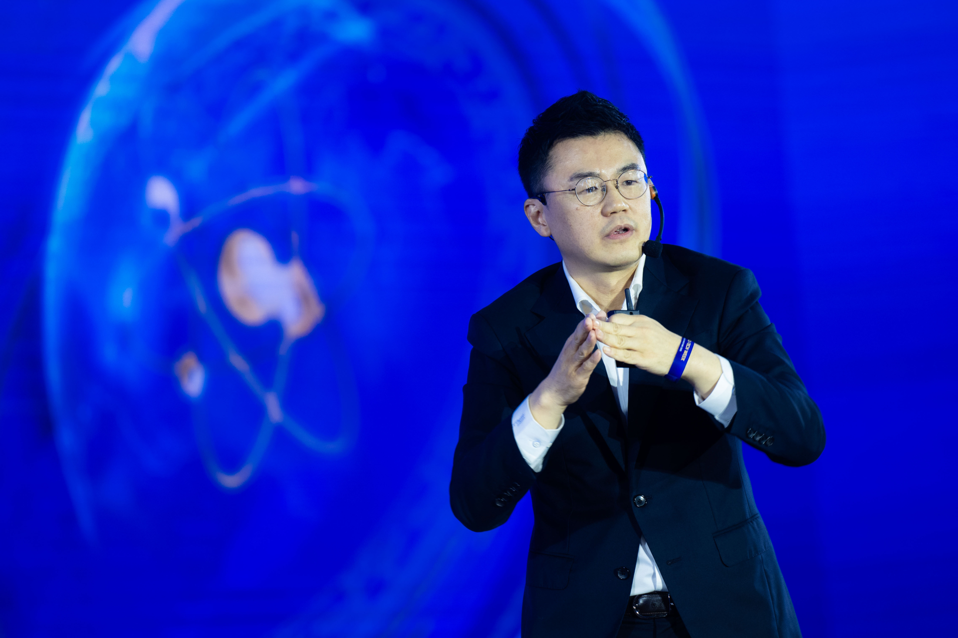 Cậu bé tò mò về cách đàn kiến "vận chuyển thức ăn" trong vườn nhà trở thành Giáo sư trí tuệ vật lý- Ảnh 1.