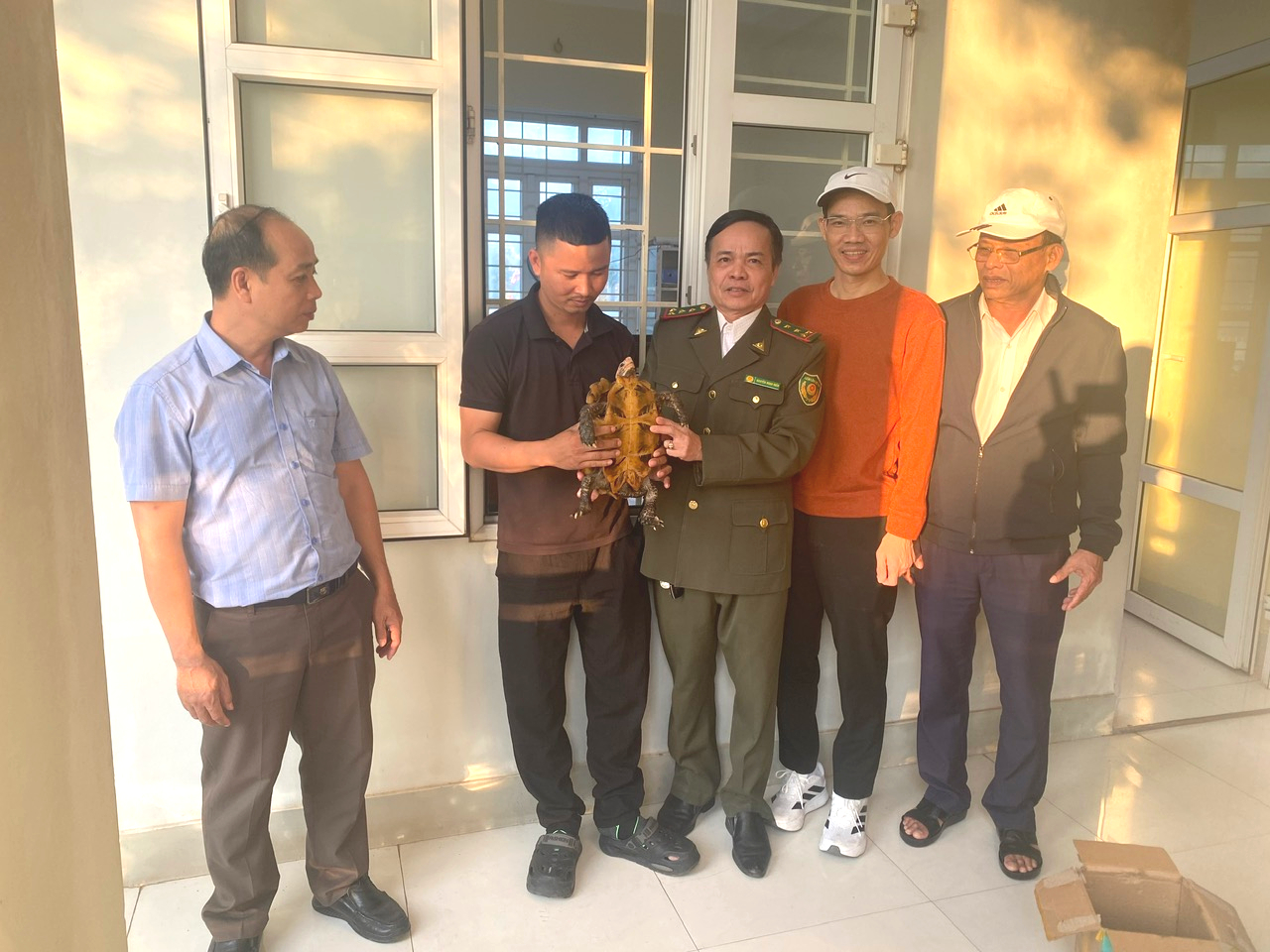 Thấy con vật bò lổm ngổm trong vườn, người dân liền gọi đường dây nóng trình báo- Ảnh 1.