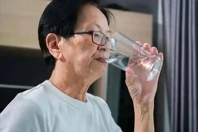 Bác sĩ đã phát hiện ra rằng người uống nước sau khi thức dậy có thể trải qua 6 thay đổi này trong cơ thể chỉ trong 3 tháng!- Ảnh 1.