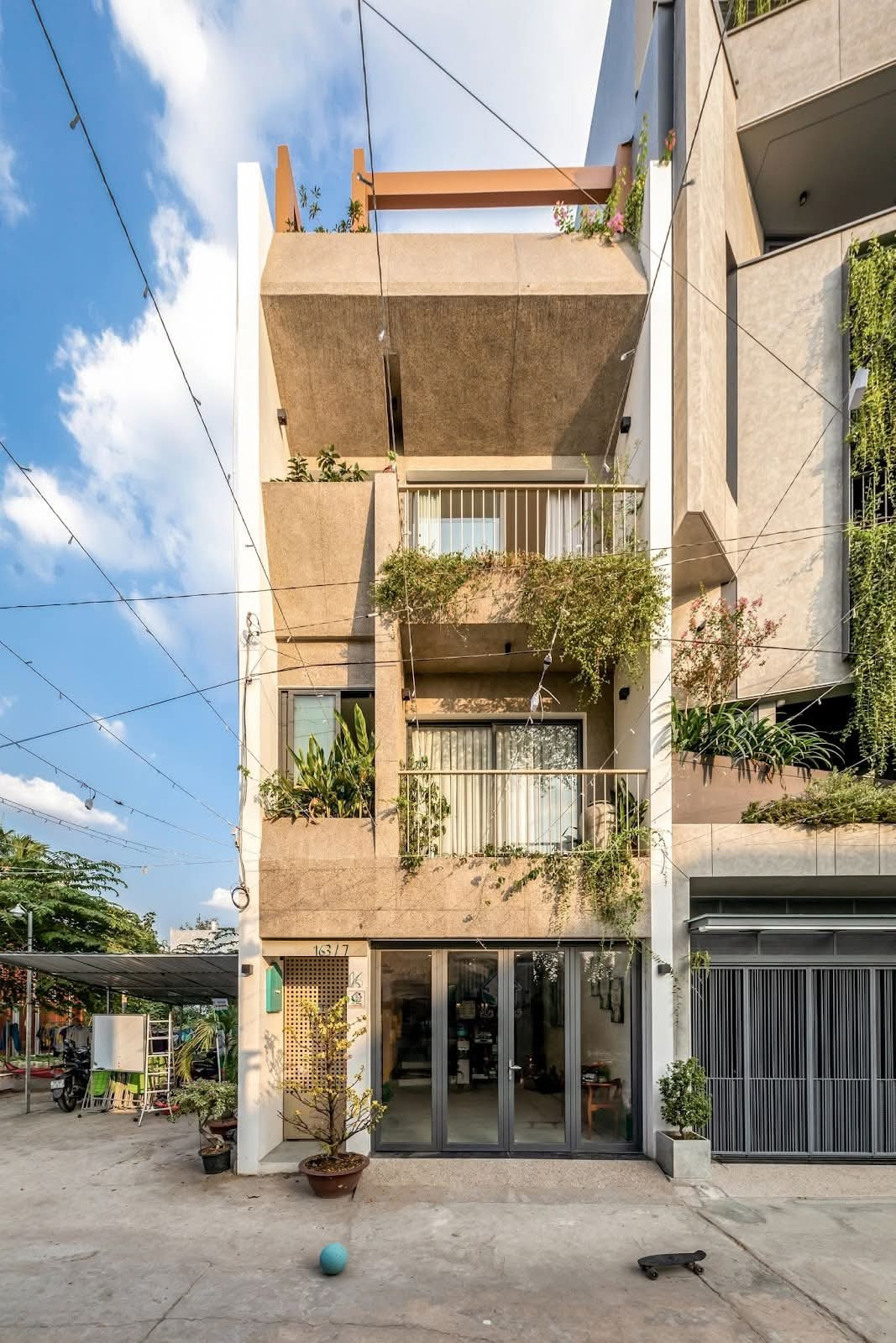 Nhà phố 4 tầng dành khoảng trống cho hoạt động vui chơi của trẻ em- Ảnh 1.