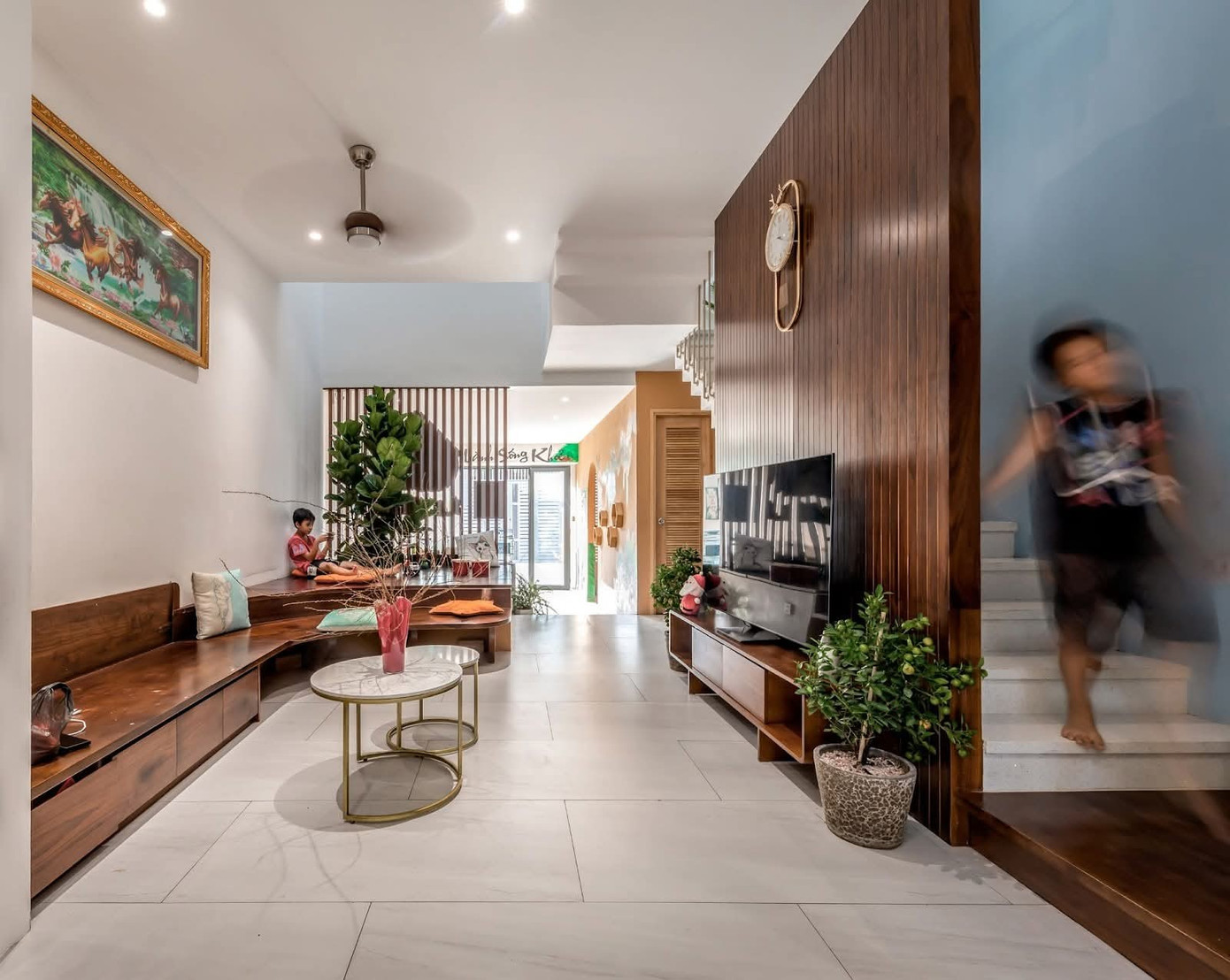 Nhà phố 4 tầng dành khoảng trống cho hoạt động vui chơi của trẻ em- Ảnh 3.