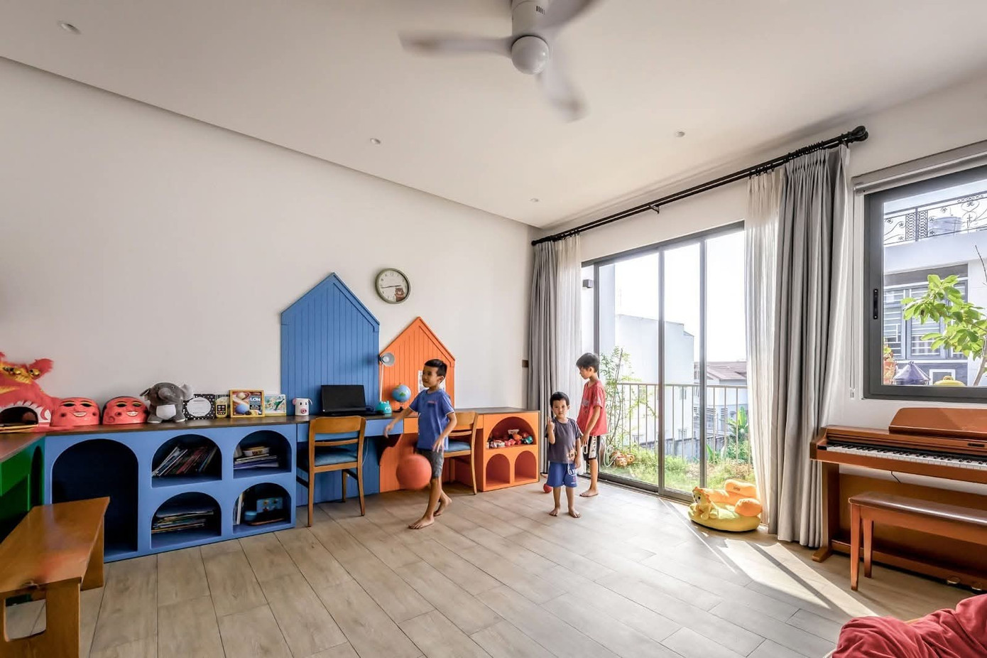 Nhà phố 4 tầng dành khoảng trống cho hoạt động vui chơi của trẻ em- Ảnh 10.