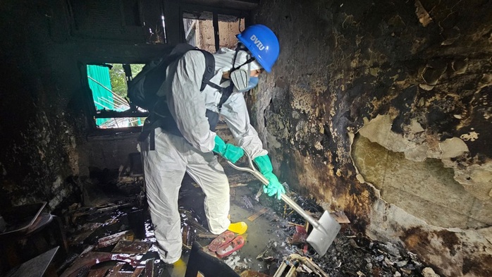 Cháy chung cư Hồng Kông: Thi thể hóa tro bụi, căn hộ cháy đen - Ảnh 3. Cháy chung cư Hồng Kông: Thi thể hóa tro bụi, căn hộ cháy đen - Ảnh 3.