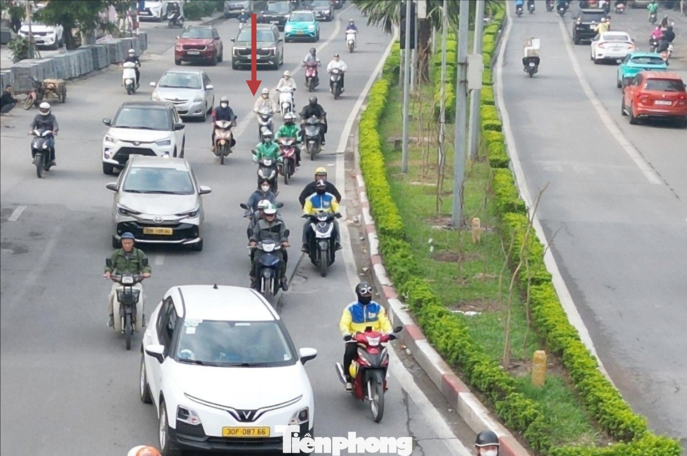 Hà Nội: Một đoạn đường chưa đầy 500 mét 'gánh' hai điểm nóng ùn tắc- Ảnh 3.