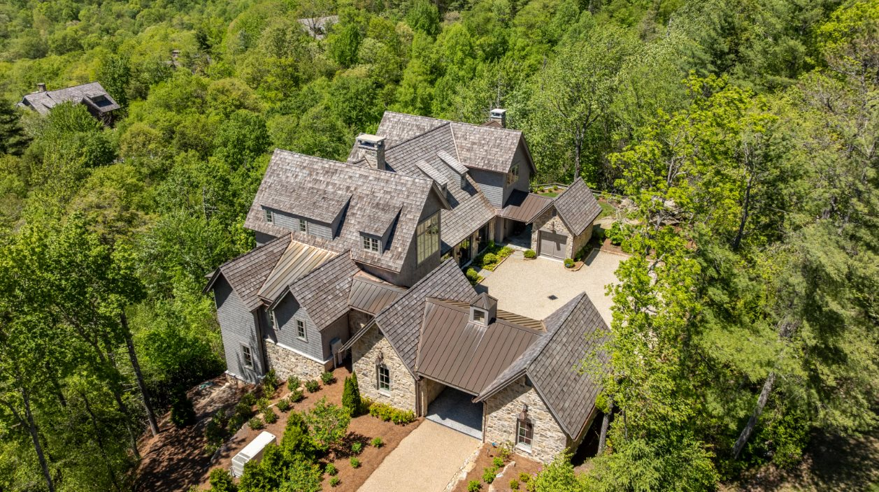 Phát hiện làng tỷ phú biệt lập có mật độ của cải cực cao, không chính quyền, không cảnh sát, đường sá khó khăn nhưng giới siêu giàu vẫn đổ xô đến mua nhà- Ảnh 6.