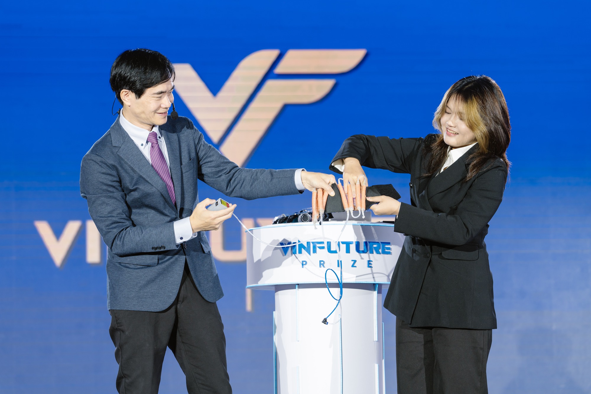 Giáo sư chế tạo robot “đọc” ý định của con người: “VinFuture cho thế giới thấy khoa học công nghệ Việt Nam đã phát triển thế nào”- Ảnh 2. Giáo sư chế tạo robot “đọc” ý định của con người: “VinFuture cho thế giới thấy khoa học công nghệ Việt Nam đã phát triển thế nào”- Ảnh 2.