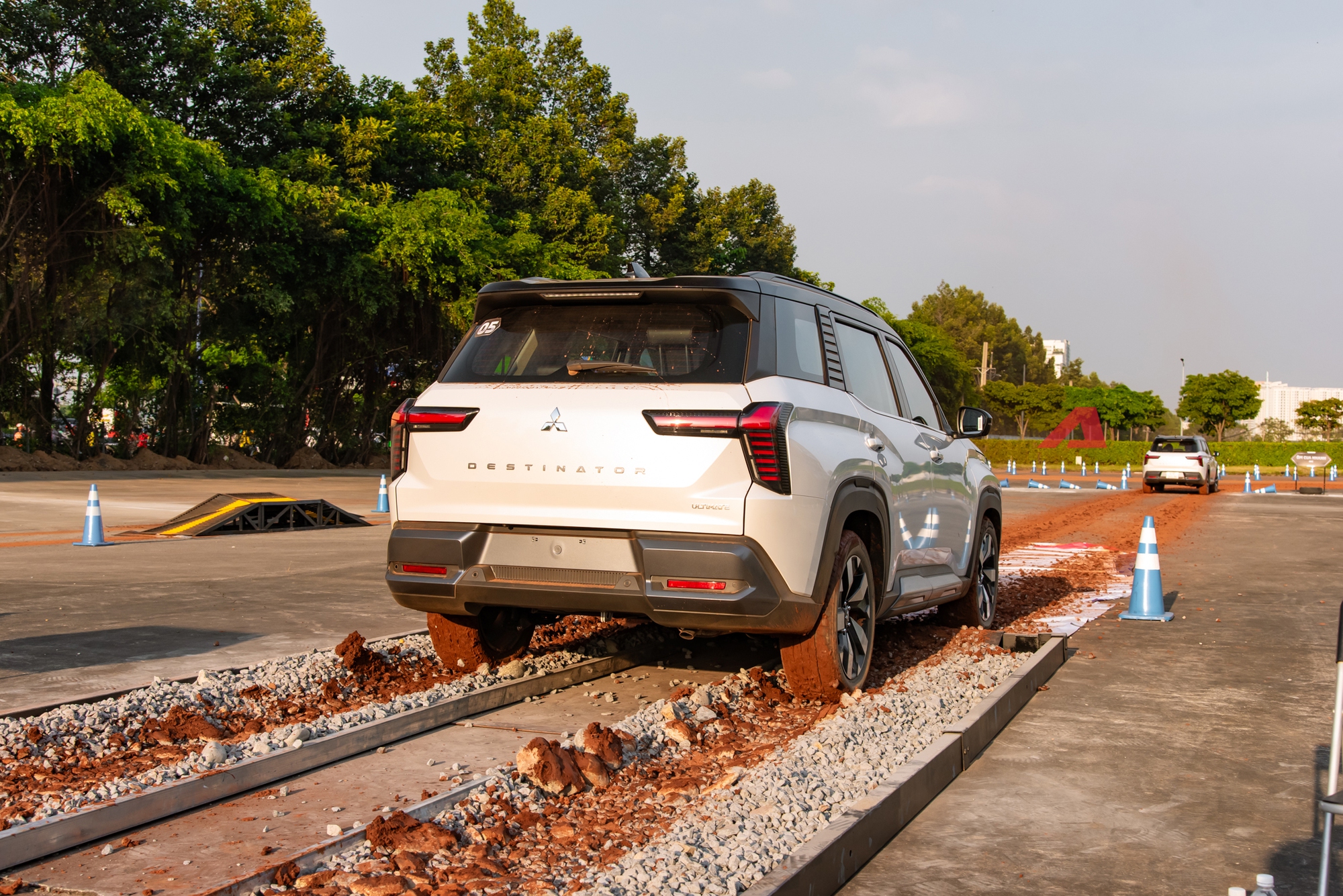 Cầm lái Mitsubishi Destinator: 6 bài sa hình ‘khét lẹt’ này biết luôn xe cầu trước 1.5L 7 chỗ thật sự sẽ thế nào!- Ảnh 27.