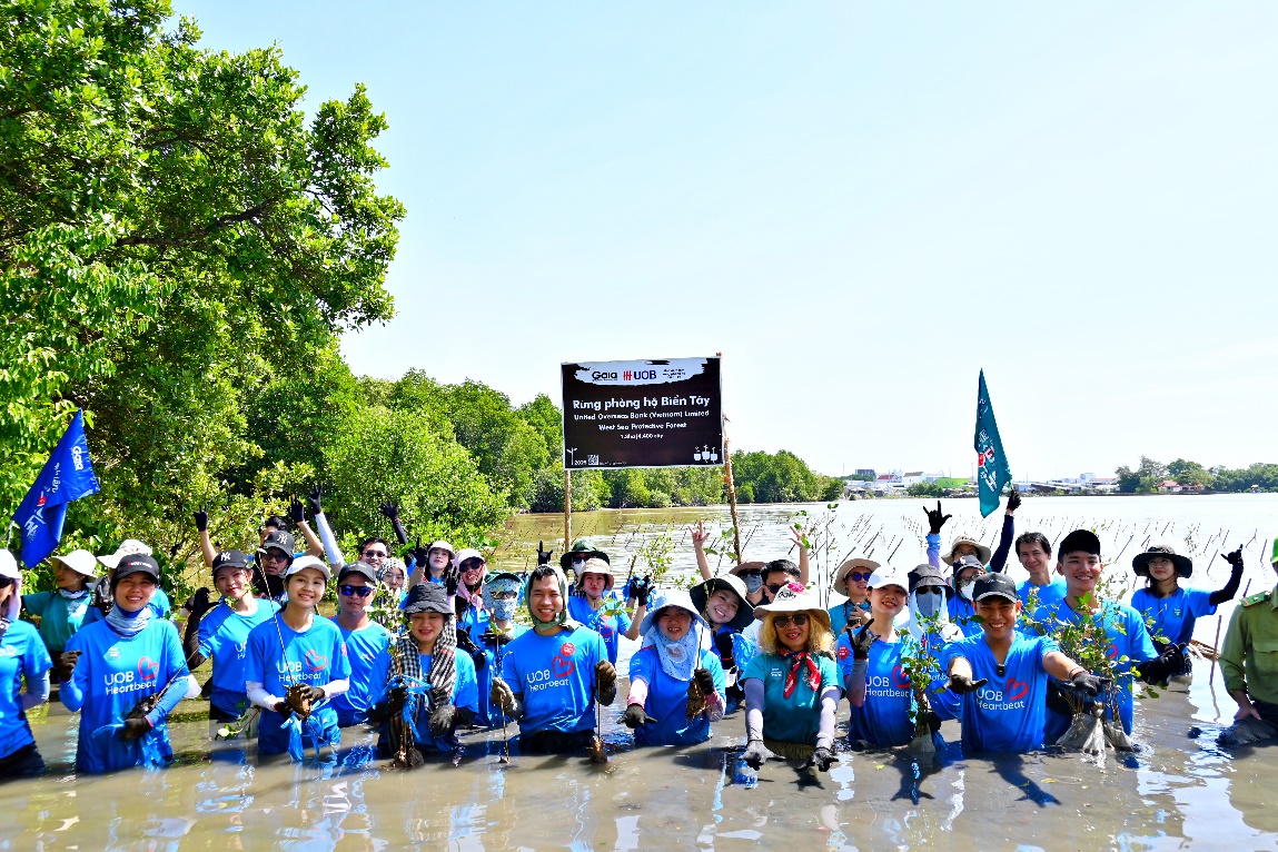 Ngân hàng UOB Việt Nam khởi động dự án trồng 10.000 cây tại rừng phòng hộ Biển Tây, chung tay vì nỗ lực chống biến đổi khí hậu ở Việt Nam- Ảnh 1.