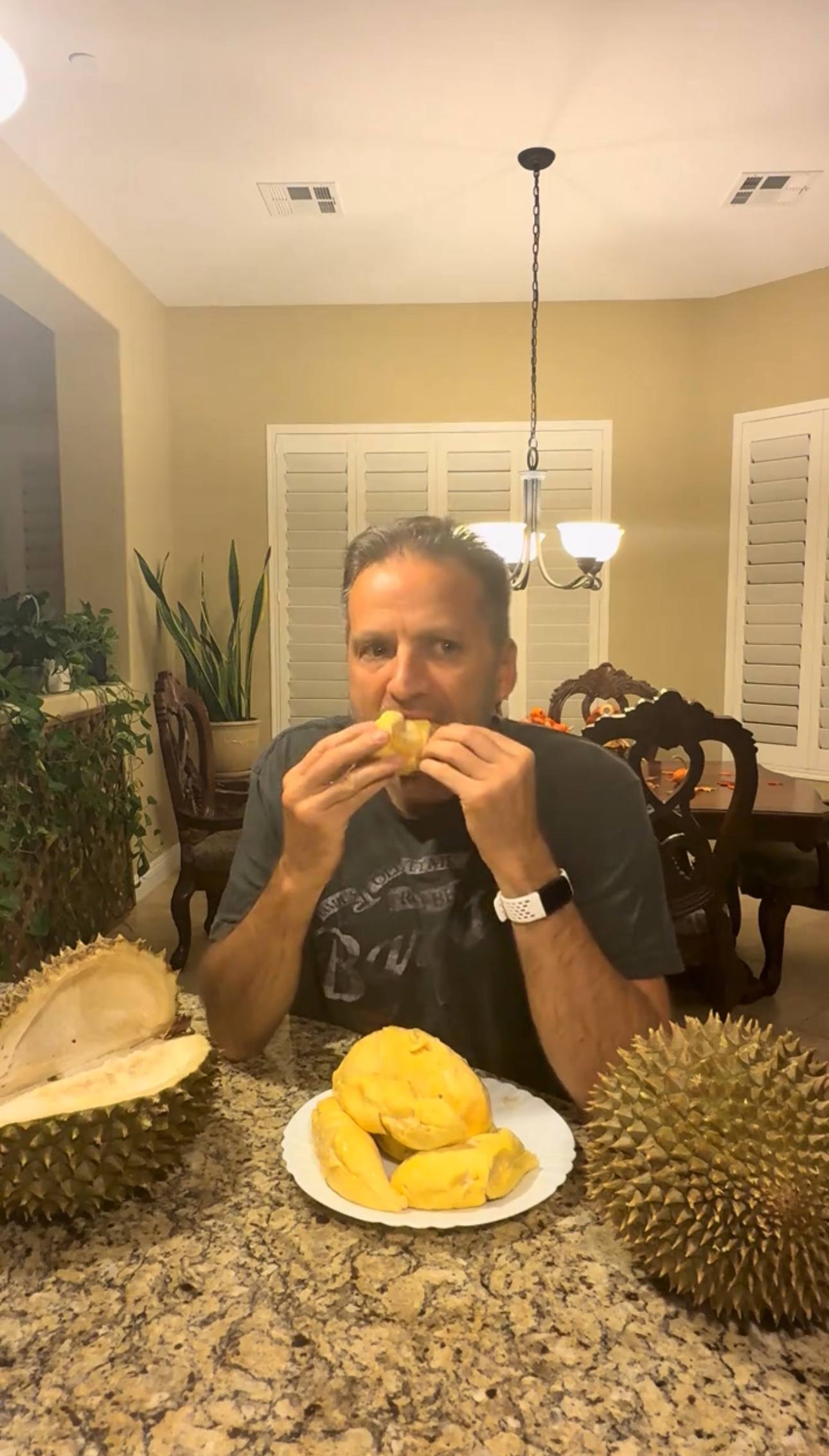 Phát hiện khách Tây nói tiếng Việt rặc miền Tây, ai xem cũng phải tua đi đi lại để kiểm chứng- Ảnh 4. Phát hiện khách Tây nói tiếng Việt rặc miền Tây, ai xem cũng phải tua đi đi lại để kiểm chứng- Ảnh 4.