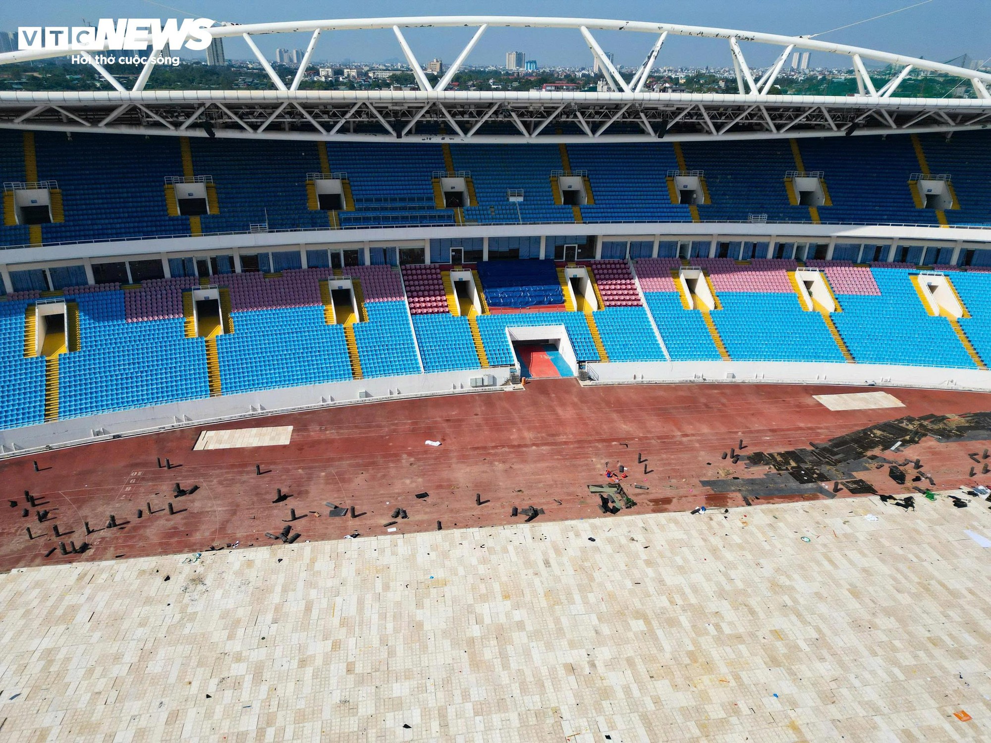 Cận cảnh sân Mỹ Đình sắp thay cỏ mới, hết cảnh 'đá bóng trên mặt ruộng'- Ảnh 10.