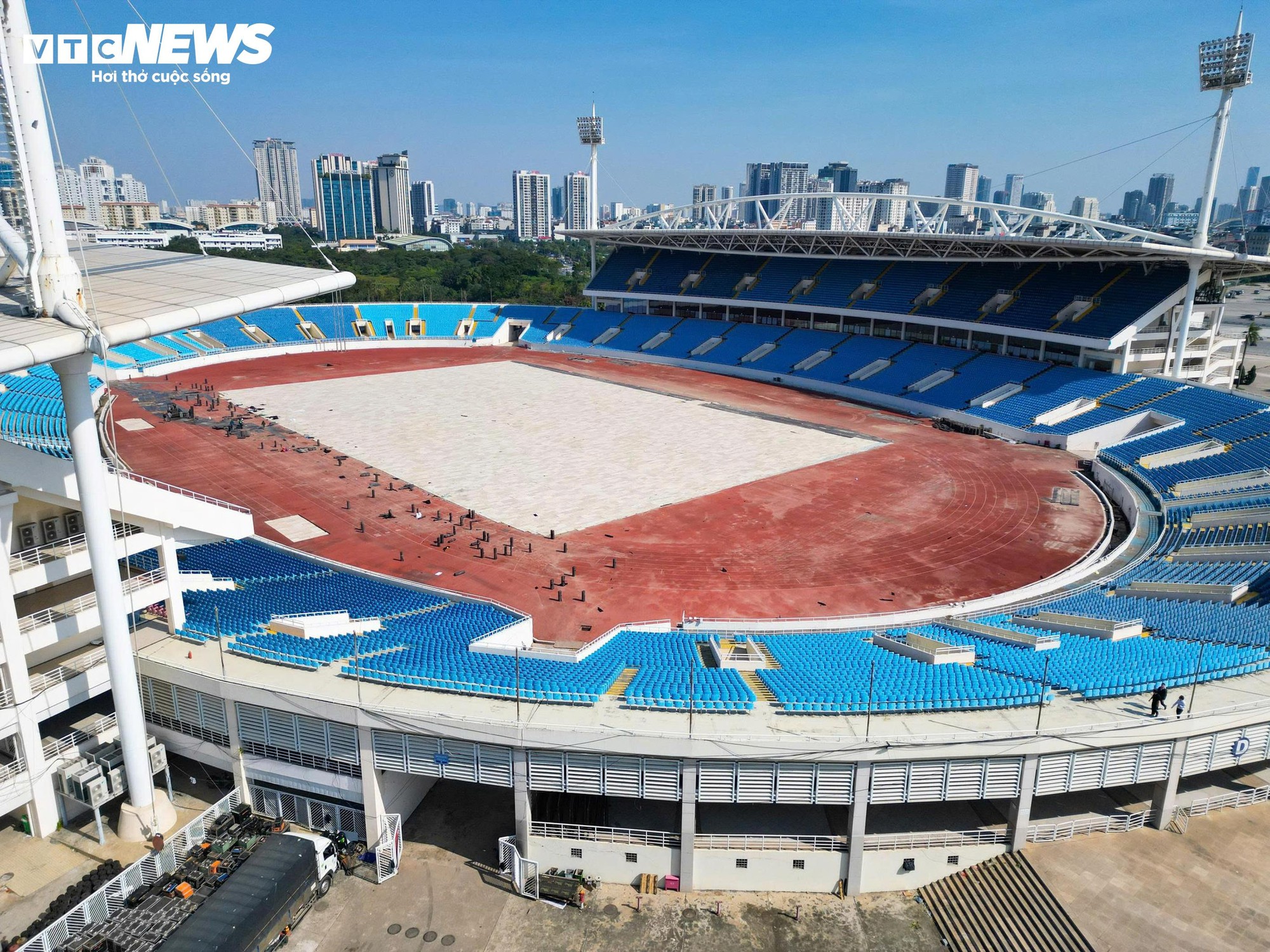 Cận cảnh sân Mỹ Đình sắp thay cỏ mới, hết cảnh 'đá bóng trên mặt ruộng'- Ảnh 8.