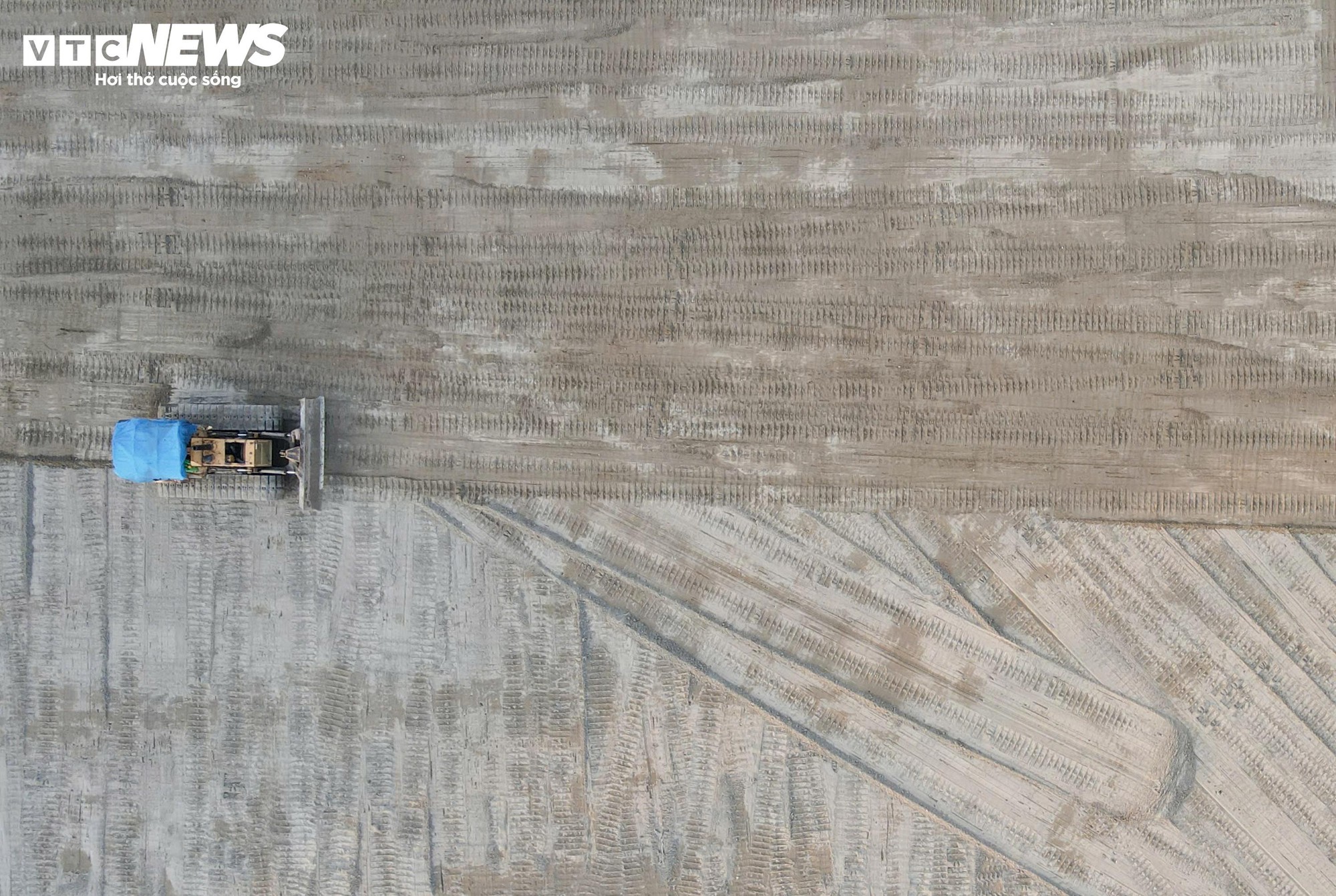 Cận cảnh sân Mỹ Đình sắp thay cỏ mới, hết cảnh 'đá bóng trên mặt ruộng'- Ảnh 3.