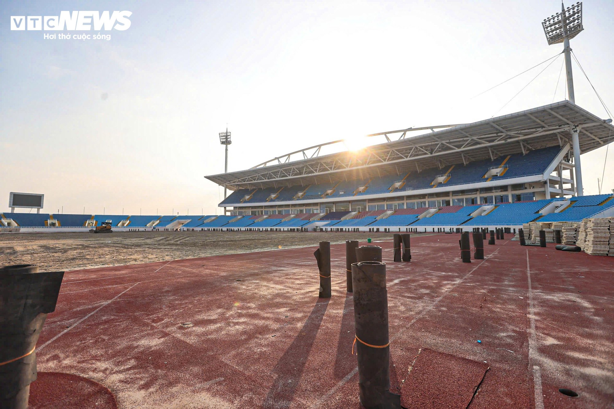 Cận cảnh sân Mỹ Đình sắp thay cỏ mới, hết cảnh 'đá bóng trên mặt ruộng'- Ảnh 2.