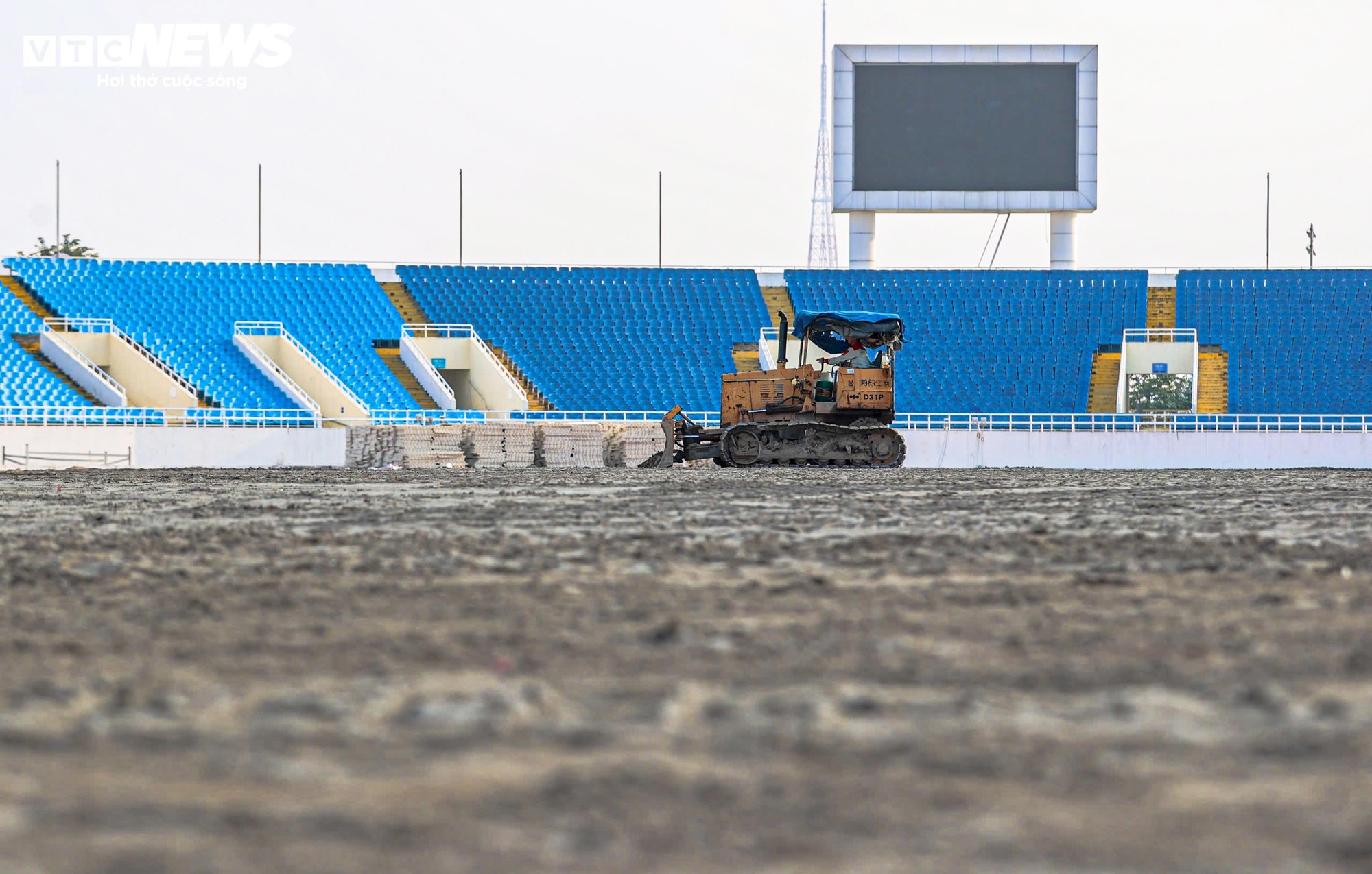 Cận cảnh sân Mỹ Đình sắp thay cỏ mới, hết cảnh 'đá bóng trên mặt ruộng'- Ảnh 4.