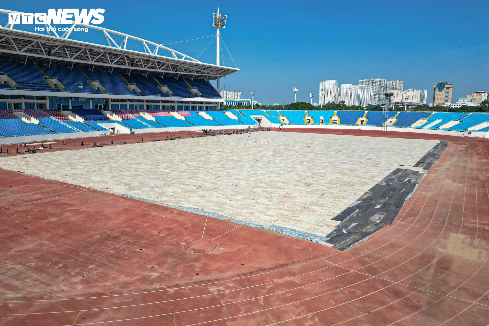 Cận cảnh sân Mỹ Đình sắp thay cỏ mới, hết cảnh 'đá bóng trên mặt ruộng'- Ảnh 5.