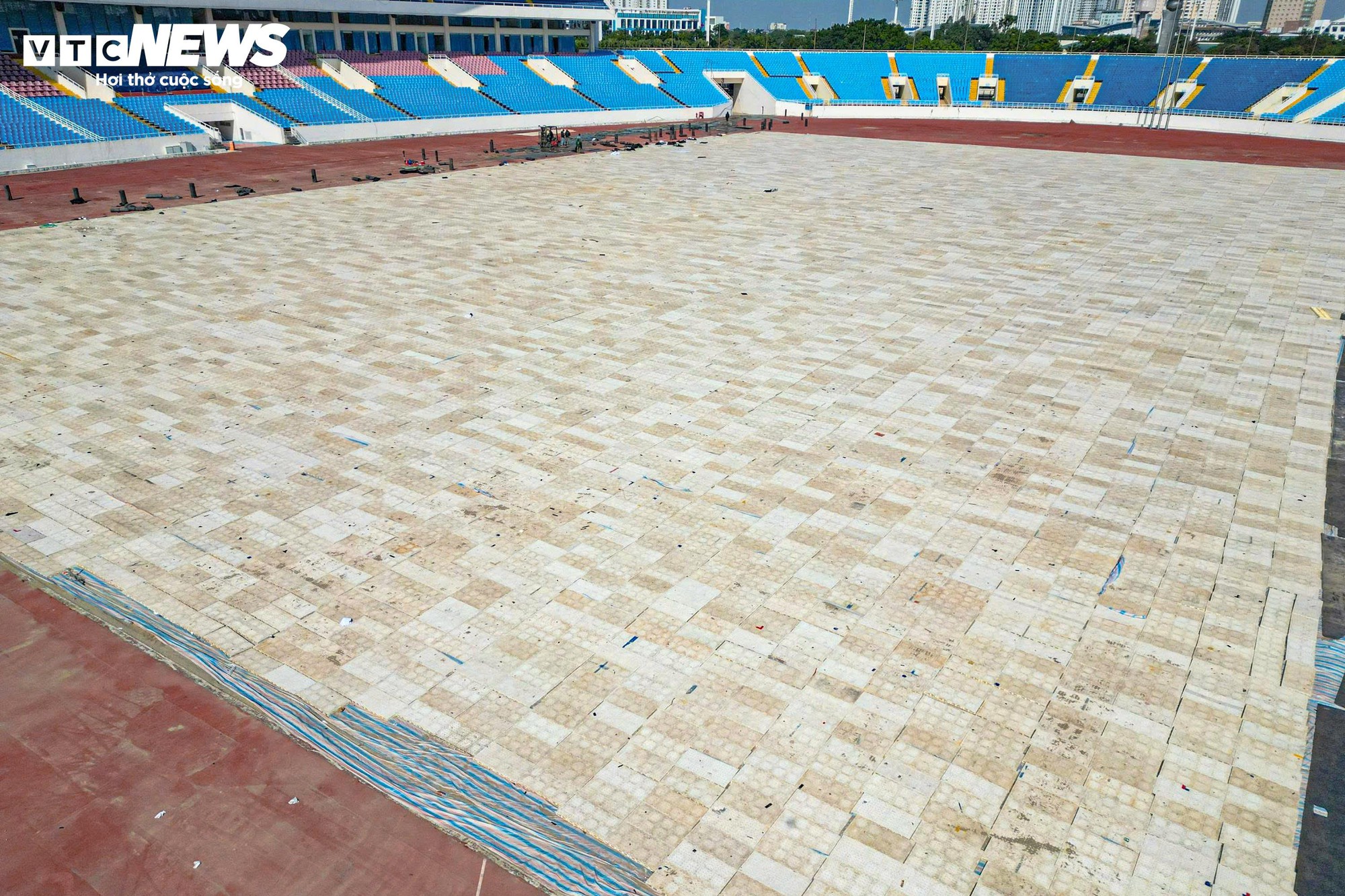 Cận cảnh sân Mỹ Đình sắp thay cỏ mới, hết cảnh 'đá bóng trên mặt ruộng'- Ảnh 7.