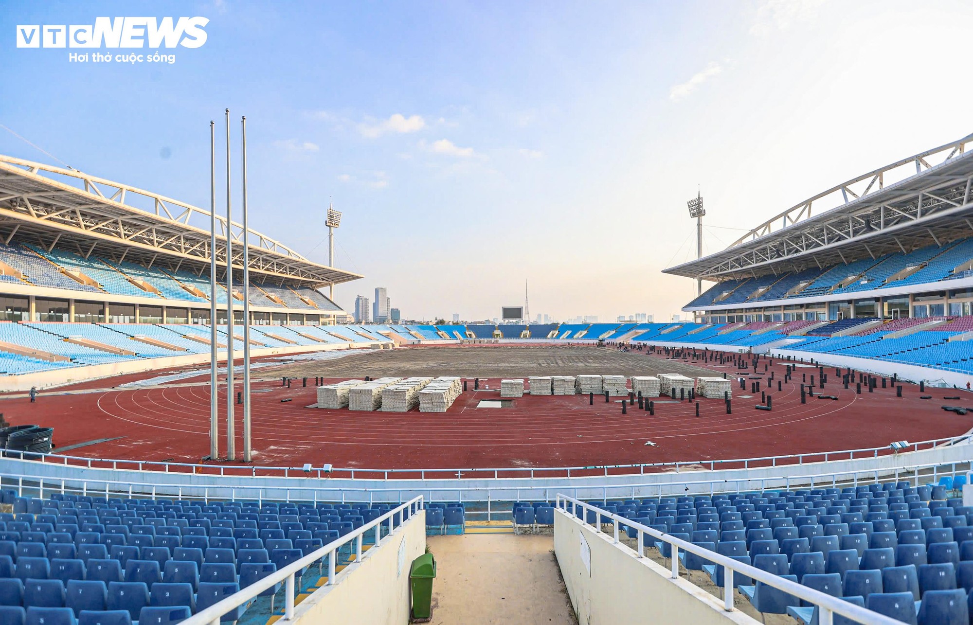 Cận cảnh sân Mỹ Đình sắp thay cỏ mới, hết cảnh 'đá bóng trên mặt ruộng'- Ảnh 6.