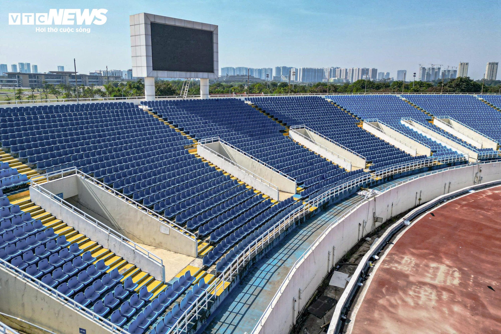 Cận cảnh sân Mỹ Đình sắp thay cỏ mới, hết cảnh 'đá bóng trên mặt ruộng'- Ảnh 9.