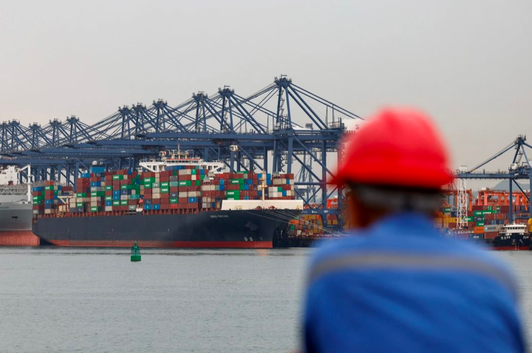 Nghịch lý siết xuất khẩu đất hiếm của Trung Quốc: Càng 'làm khó', doanh nghiệp càng tìm lỗ hổng để tiếp tục bán hàng cho phương Tây- Ảnh 1.