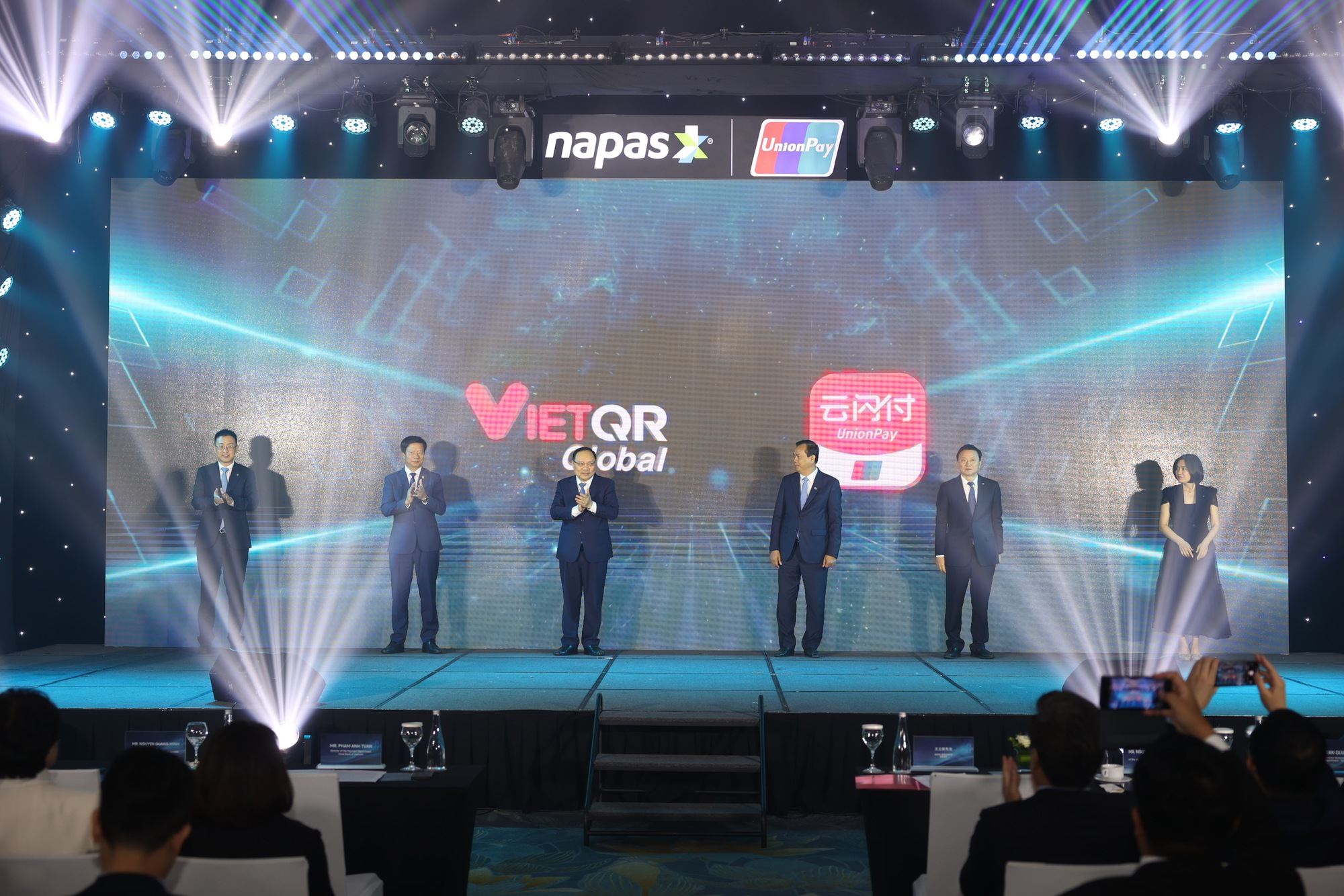 Du khách Trung Quốc uống cà phê Highland, đi siêu thị có thể quét mã QR tại Việt Nam- Ảnh 1.