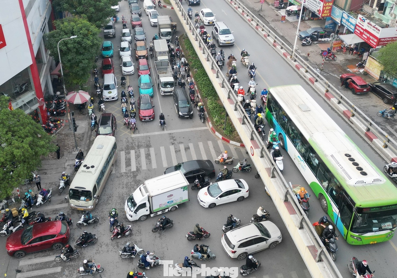 Hà Nội: Một đoạn đường chưa đầy 500 mét 'gánh' hai điểm nóng ùn tắc- Ảnh 2.