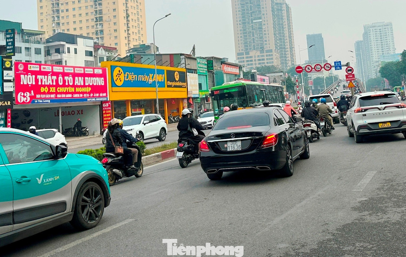 Hà Nội: Một đoạn đường chưa đầy 500 mét 'gánh' hai điểm nóng ùn tắc- Ảnh 4.