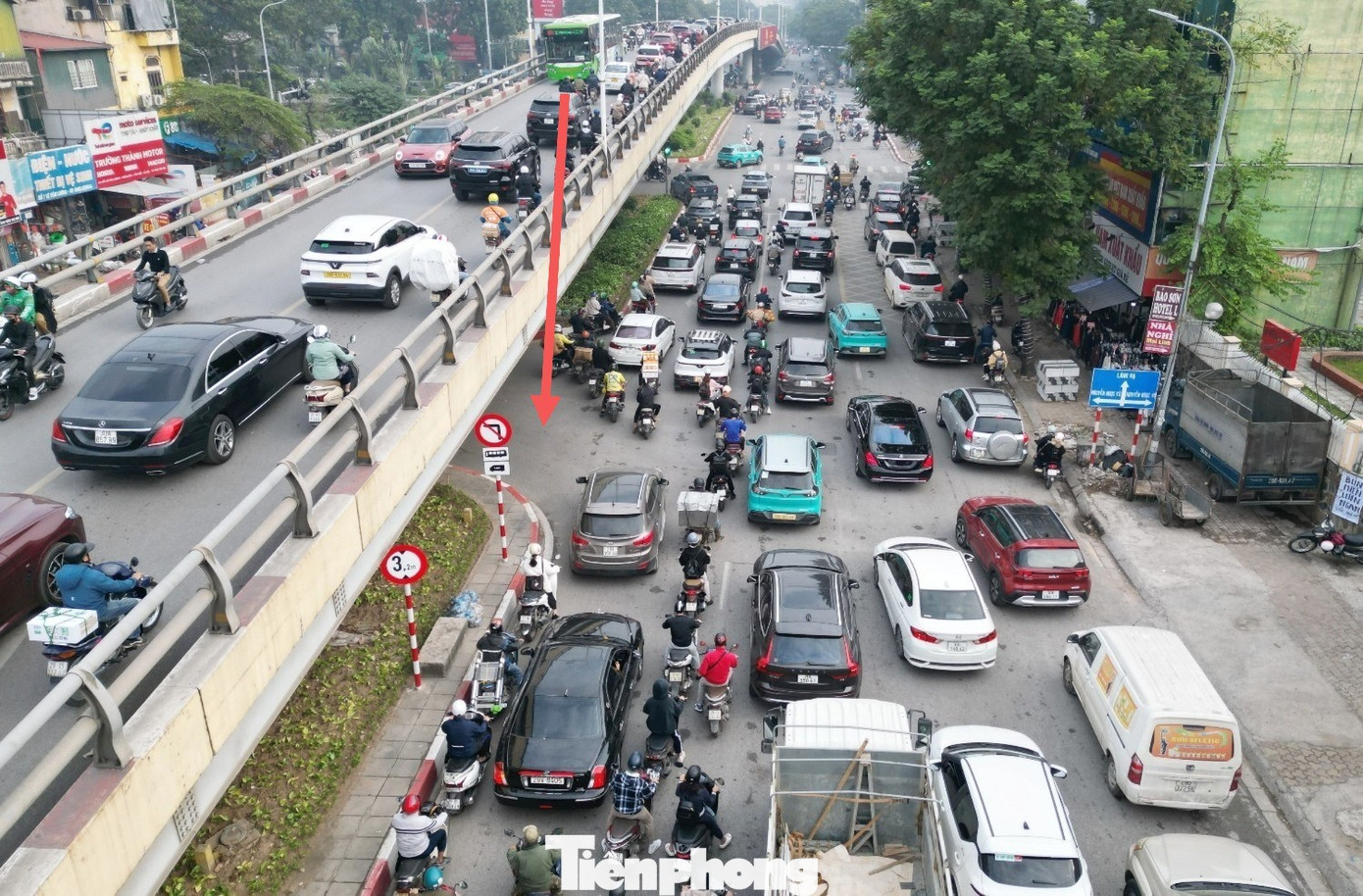 Hà Nội: Một đoạn đường chưa đầy 500 mét 'gánh' hai điểm nóng ùn tắc- Ảnh 5.