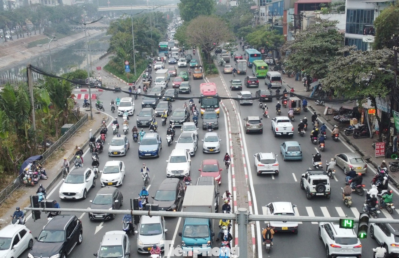 Hà Nội: Một đoạn đường chưa đầy 500 mét 'gánh' hai điểm nóng ùn tắc- Ảnh 6.
