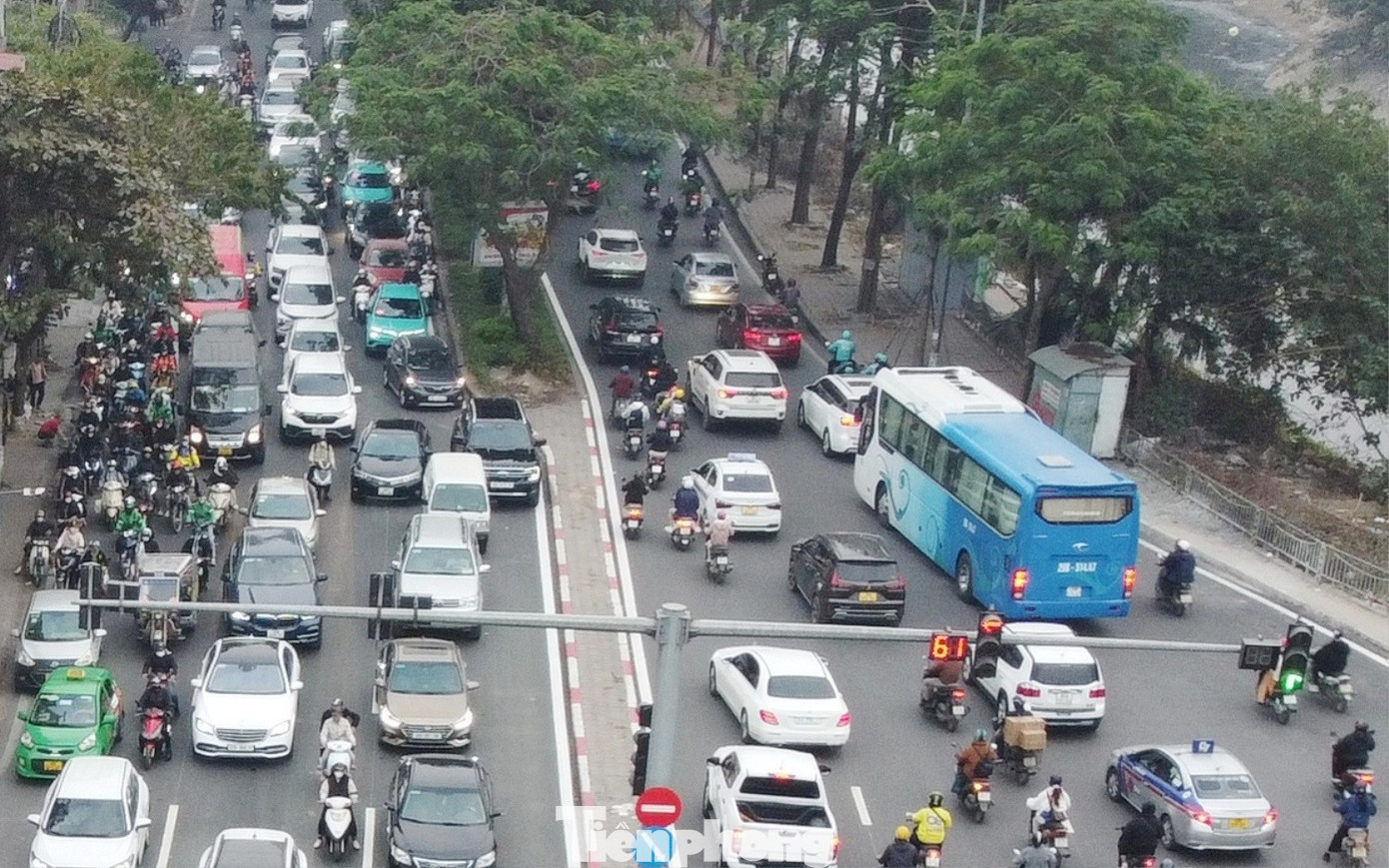 Hà Nội: Một đoạn đường chưa đầy 500 mét 'gánh' hai điểm nóng ùn tắc- Ảnh 8.
