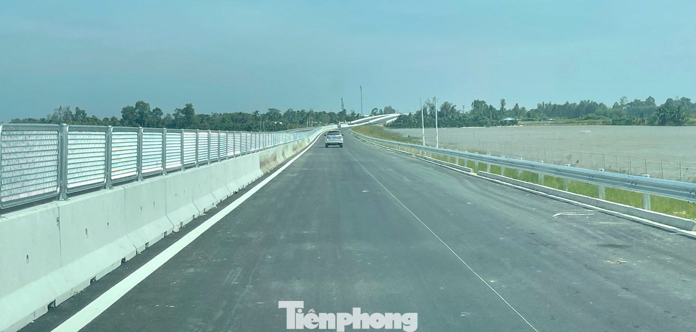 Cận cảnh cao tốc Cần Thơ - Cà Mau sắp thông xe- Ảnh 1.