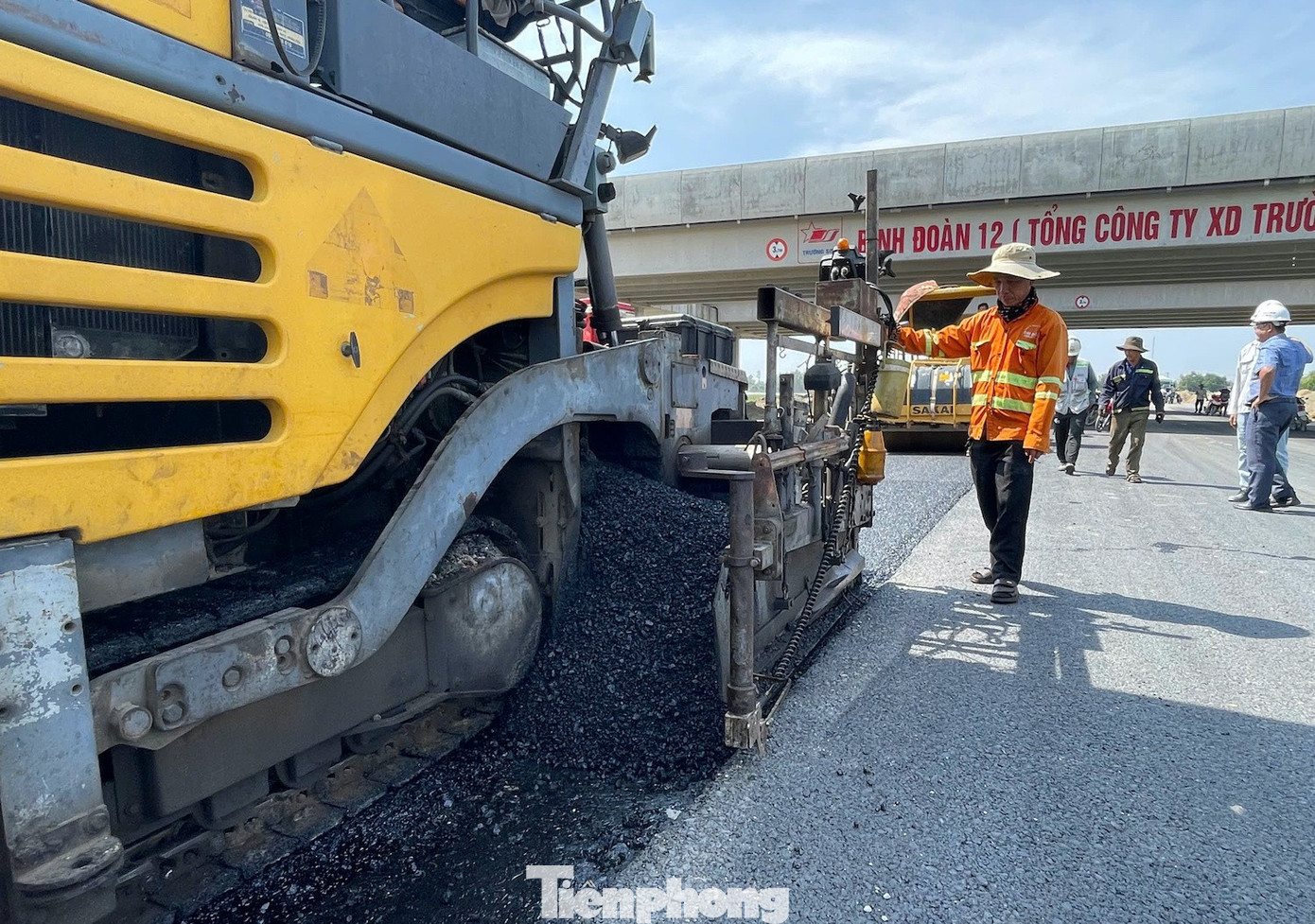 Cận cảnh cao tốc Cần Thơ - Cà Mau sắp thông xe- Ảnh 9.