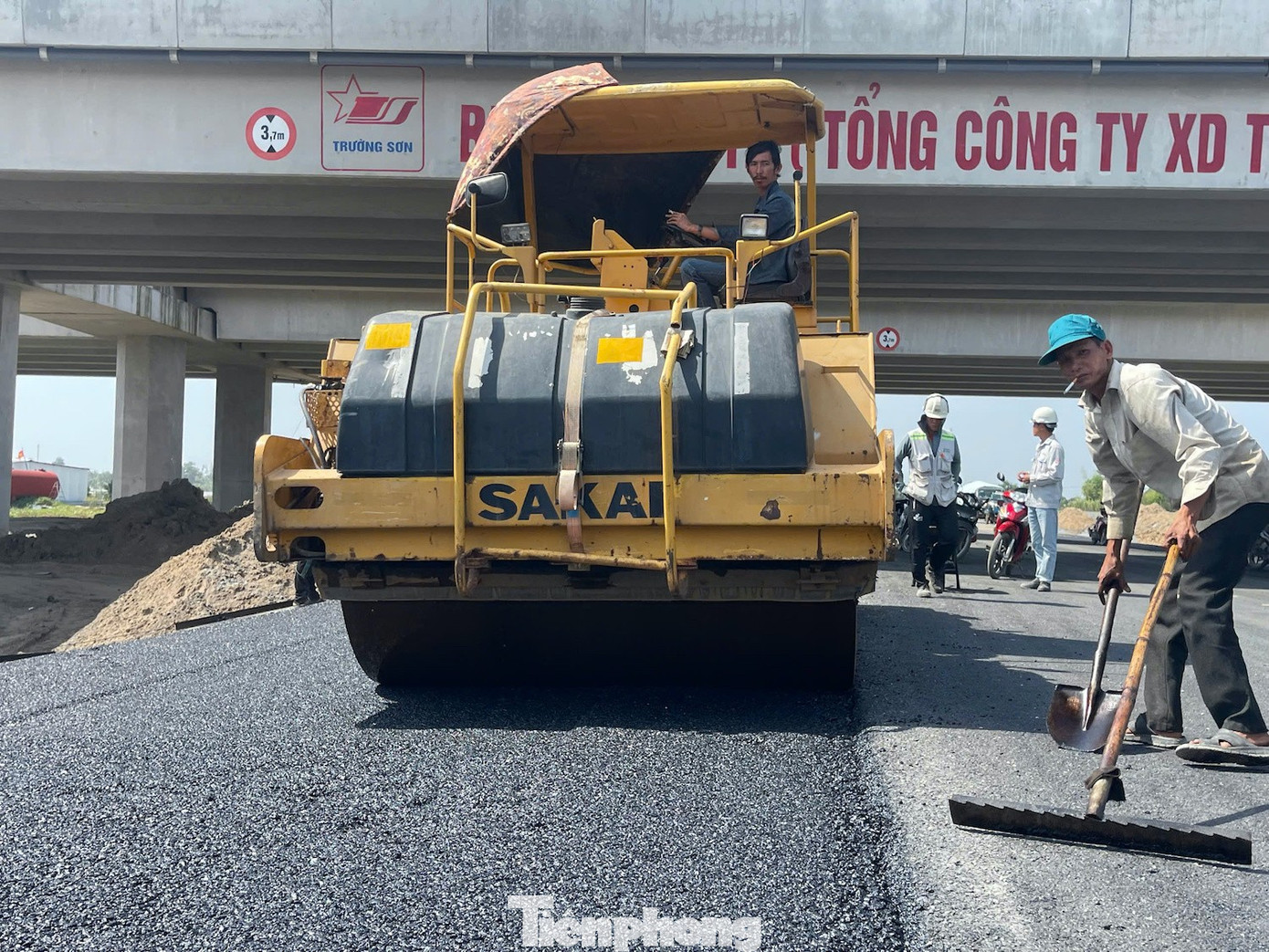 Cận cảnh cao tốc Cần Thơ - Cà Mau sắp thông xe- Ảnh 12.