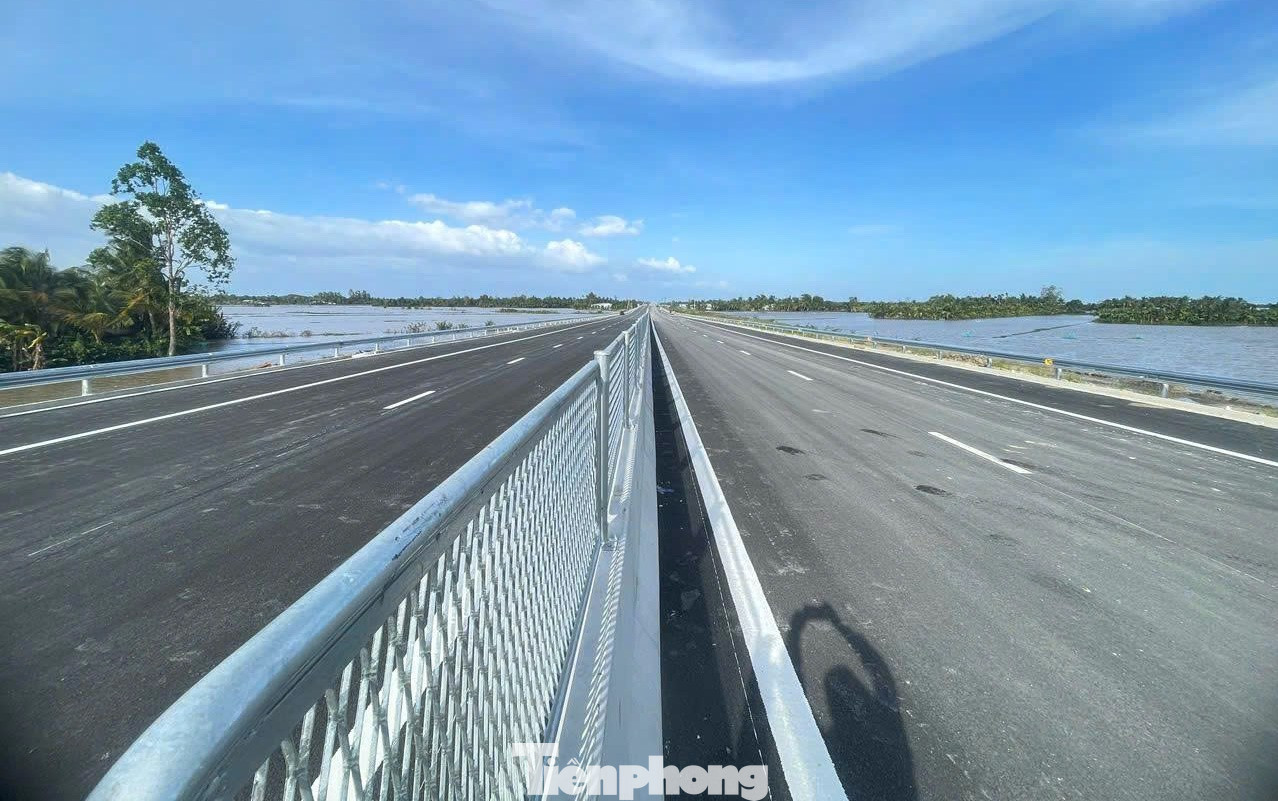 Cận cảnh cao tốc Cần Thơ - Cà Mau sắp thông xe- Ảnh 3.