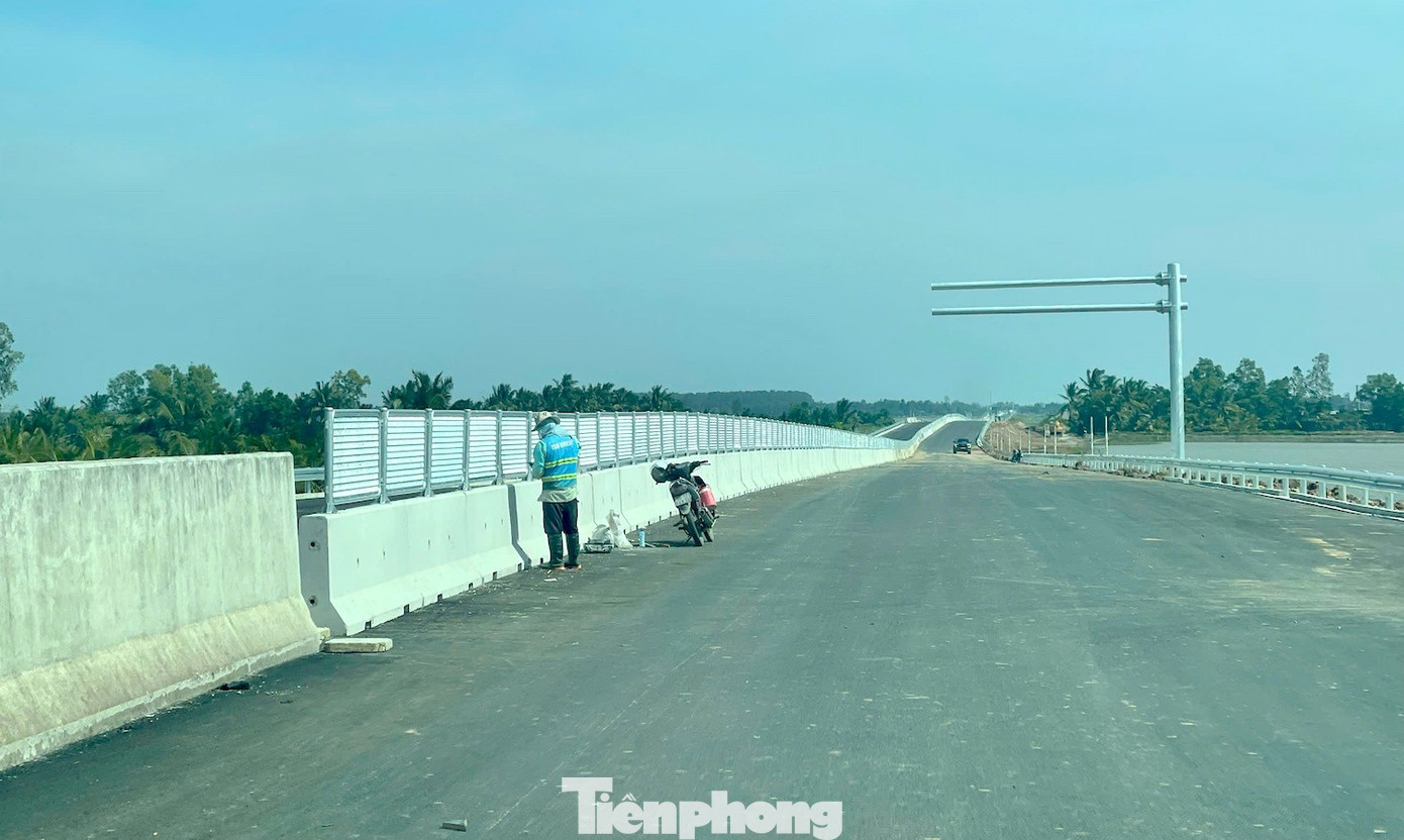 Cận cảnh cao tốc Cần Thơ - Cà Mau sắp thông xe- Ảnh 4.