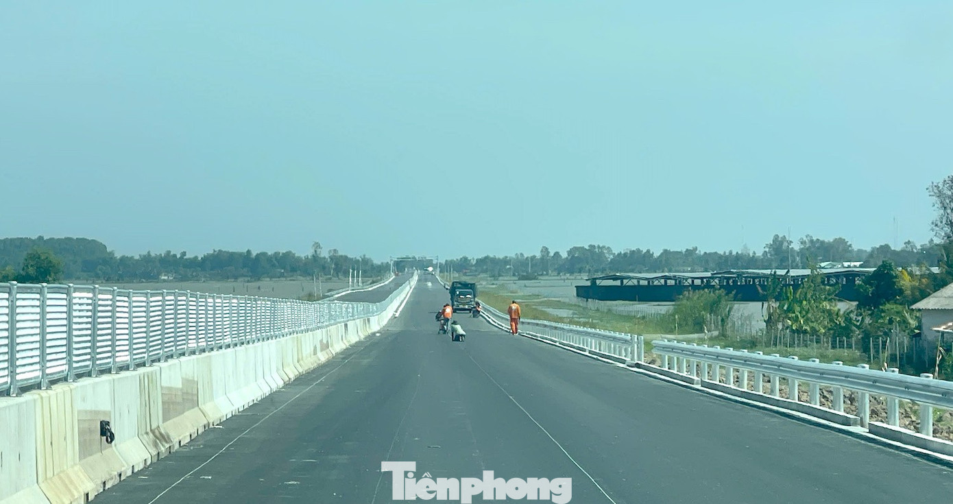 Cận cảnh cao tốc Cần Thơ - Cà Mau sắp thông xe- Ảnh 2.