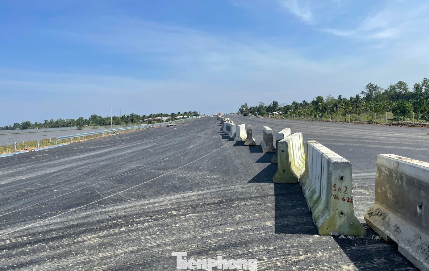 Cận cảnh cao tốc Cần Thơ - Cà Mau sắp thông xe- Ảnh 6.