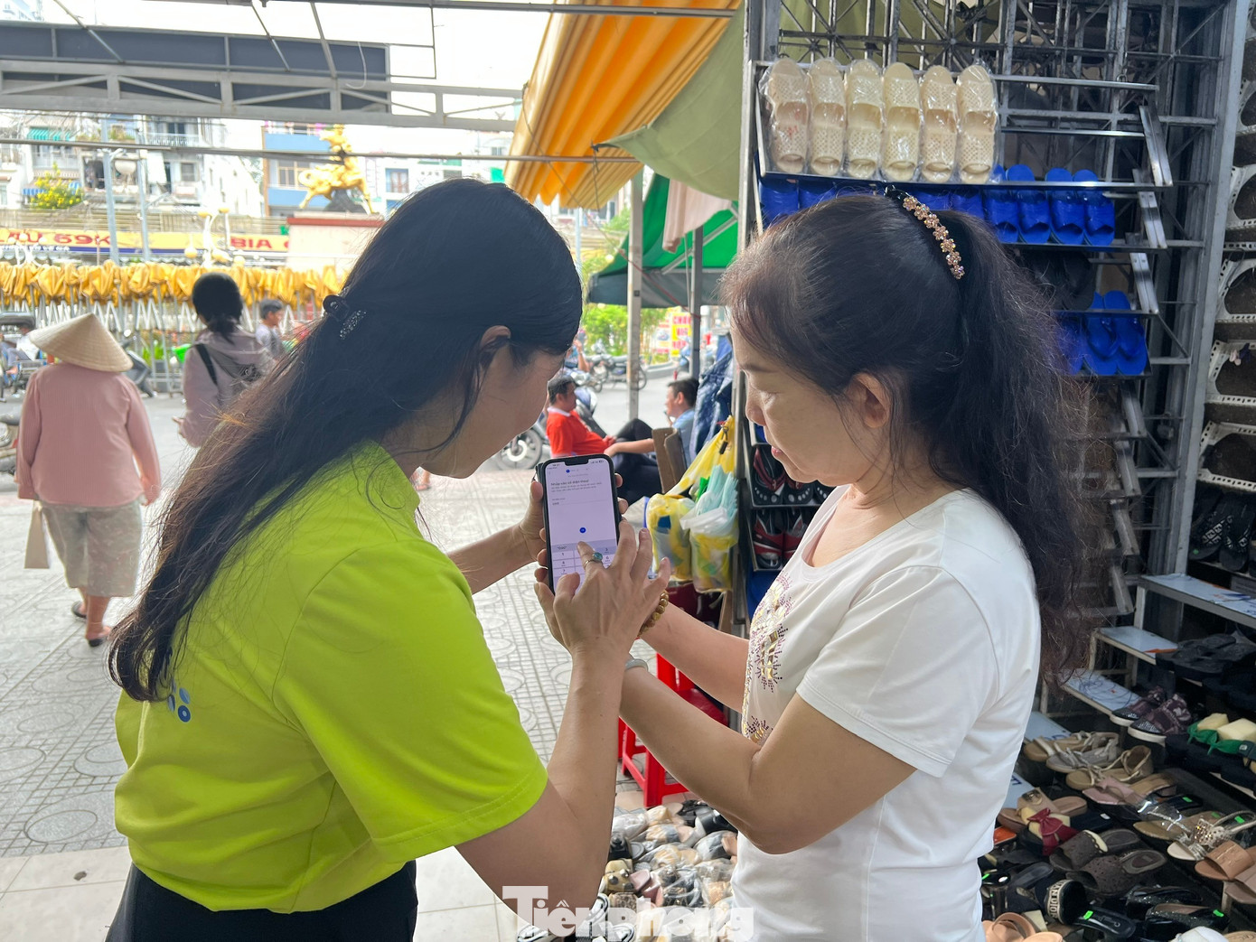 Tiểu thương ‘tròn mắt’ kê khai thuế bằng… giọng nói- Ảnh 2.