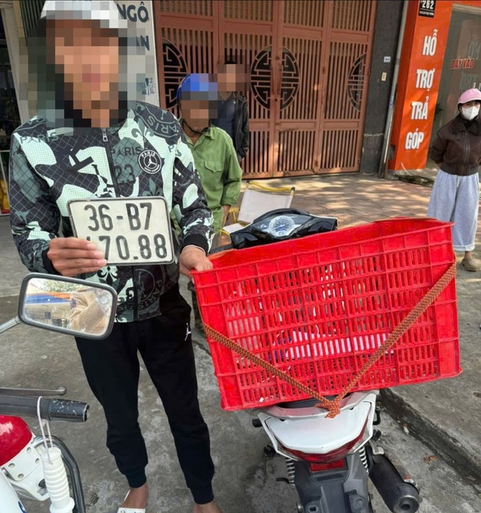 Một shipper đi xe máy bị phạt 30 triệu đồng - Ảnh 1.