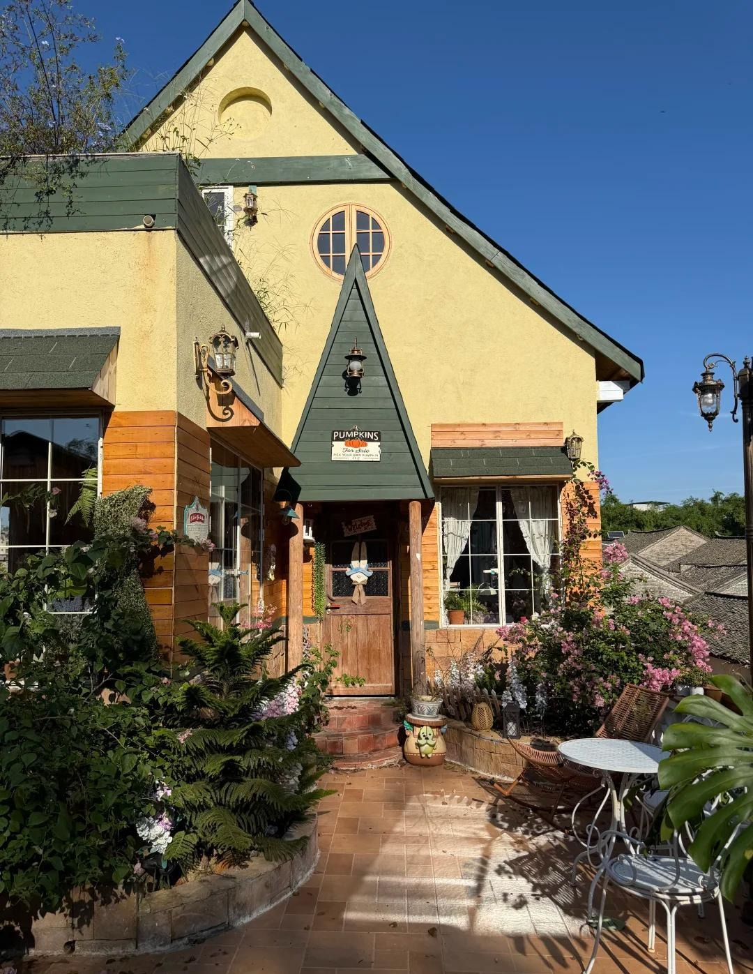 Cụ bà 70 tuổi thầm lặng sống trong căn nhà nhỏ: Tự chăm sóc bản thân, không làm gánh nặng cho con cháu- Ảnh 1.