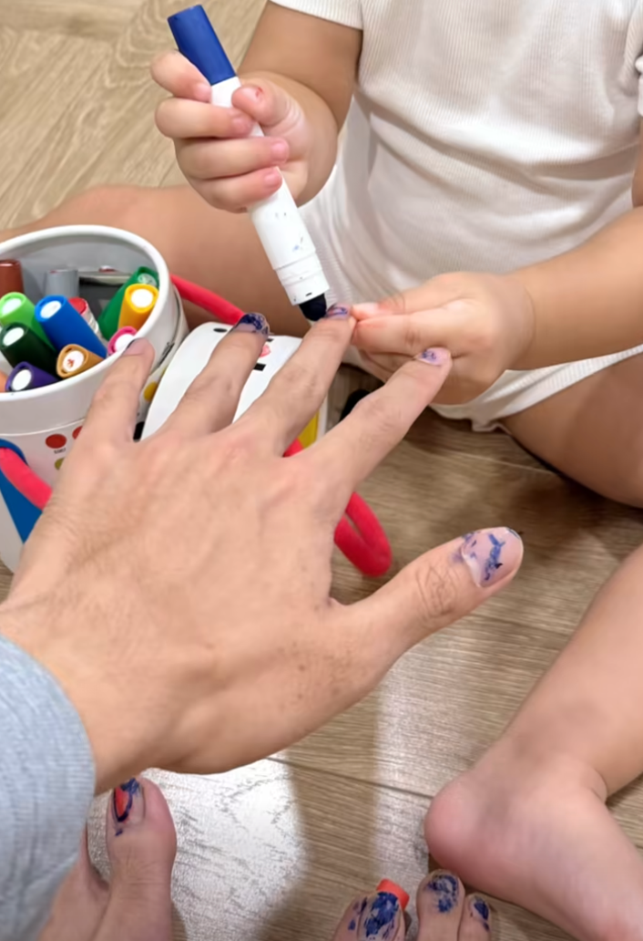 Có là đại gia như Cường Đô La hay CEO như Lâm Thanh Kim thì cũng bị ái nữ mang ra làm búp bê, tô son điểm phấn như thường!- Ảnh 7.