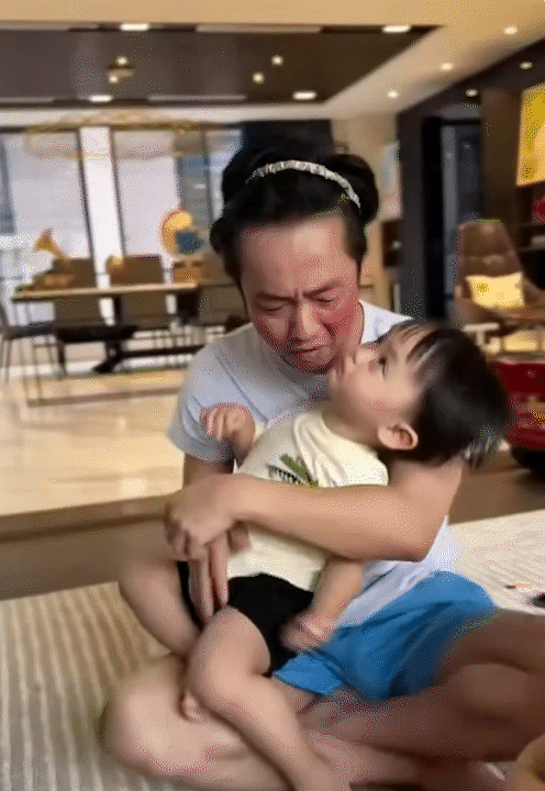 Có là đại gia như Cường Đô La hay CEO như Lâm Thanh Kim thì cũng bị ái nữ mang ra làm búp bê, tô son điểm phấn như thường!- Ảnh 1.