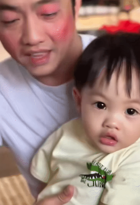 Có là đại gia như Cường Đô La hay CEO như Lâm Thanh Kim thì cũng bị ái nữ mang ra làm búp bê, tô son điểm phấn như thường!- Ảnh 2.