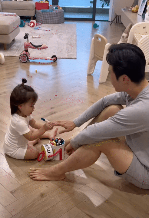 Có là đại gia như Cường Đô La hay CEO như Lâm Thanh Kim thì cũng bị ái nữ mang ra làm búp bê, tô son điểm phấn như thường!- Ảnh 6.