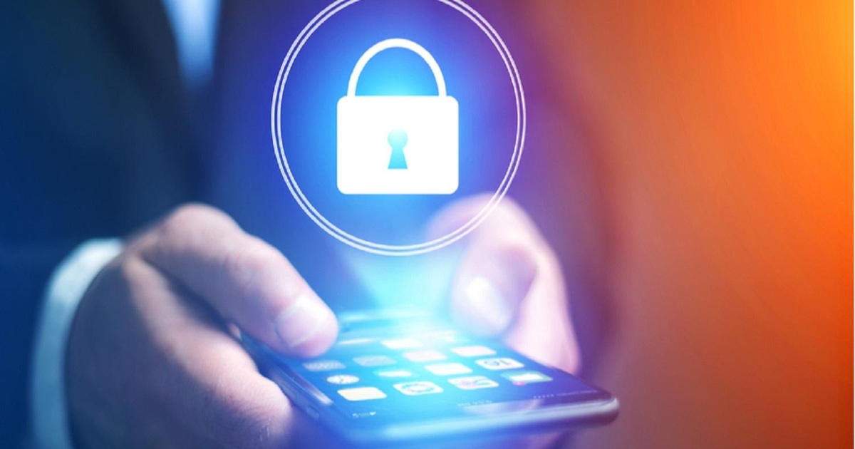 Vì sao kẻ lừa đảo đọc vanh vách số dư, biết chính xác mã OTP của bạn dù điện thoại vẫn nằm trên tay?- Ảnh 1.