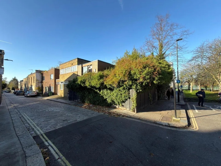 Cảnh tượng khó tin bên trong ngôi nhà hoang đổ nát, giá hơn 34 tỷ đồng- Ảnh 10.